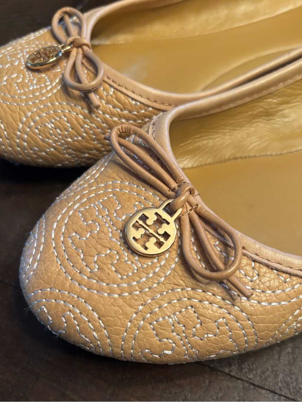 Tory Burch Chelsea Stitched Tan Iced Coffee Ballet Flats Bow Detail Logo EUC✨